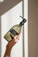 Afbeelding in Gallery-weergave laden, vegan handzeep dark amber 500 ml - may all your troubles be bubbles